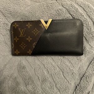 Louis Vuitton Monogram Black and Brown Wallet excellent condition snap closures